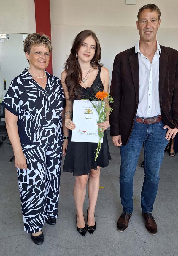 Mitte: Kiana Hartmann, Preisträgerin; links: U. Börnsen, Schulleiterin; rechts: J. Westensee, Klassenlehrer