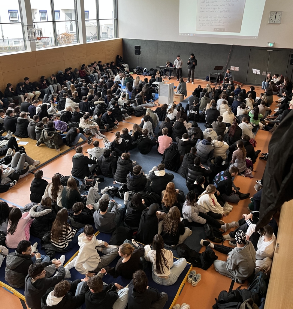Aktionstag gegen Mobbing - Versammlung in der Turnhalle