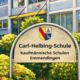 Stilisierter Eingang der Carl-Helbing-Schule